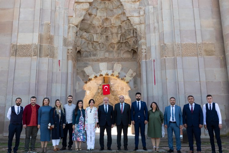 KAYÜ Bünyan MYO’nun Akademik Kurul Toplantısı Tarihi Kervansaray’da yapıldı -