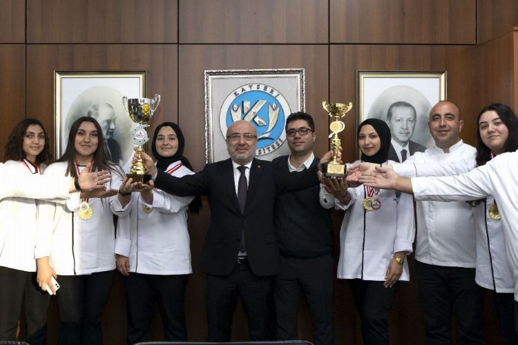 KAYÜ'deki Kariyer Etkinliği'nde Dondurma Usta'sı boy gösterdi -
