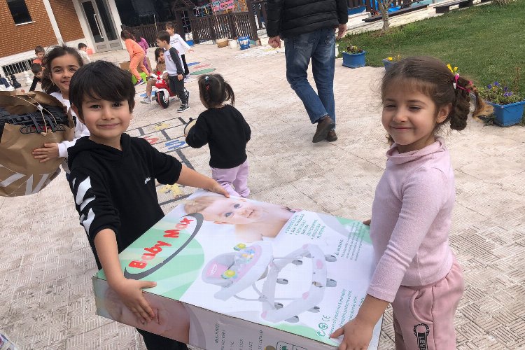 Kendileri küçük yürekleri büyük -