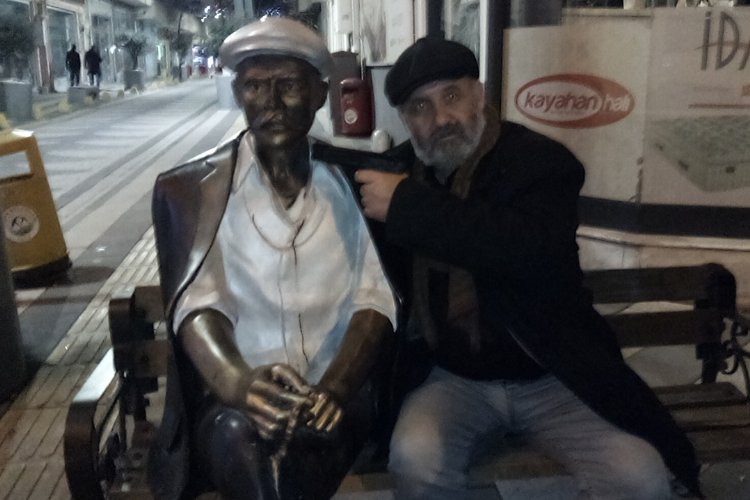 Keşanlı Ali Heykeli'ne silah çekti! -