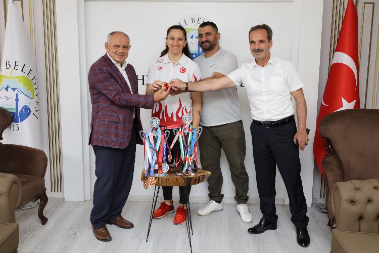 KickBoks şampiyonundan Esat Öztürk'e ziyaret -
