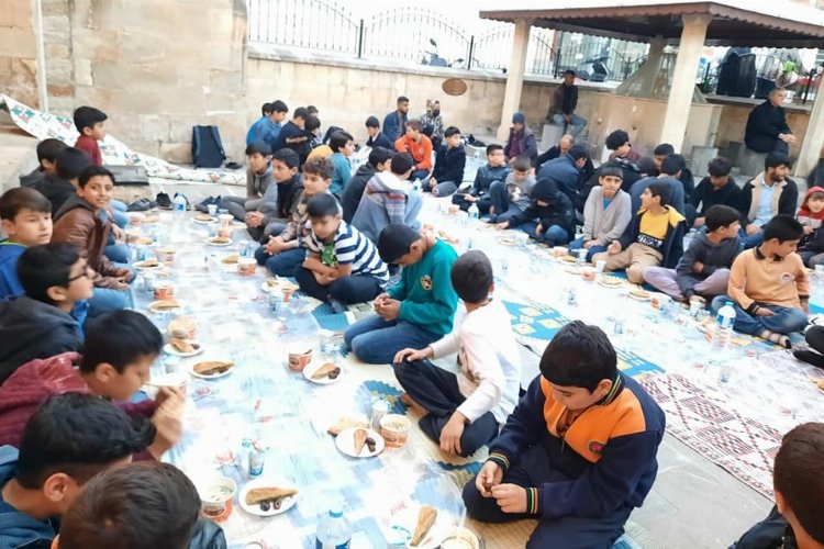 Kilis Müftülüğünden küçük hafızlara iftar -