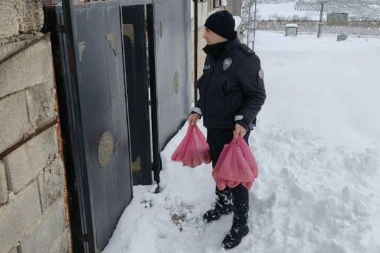 Kilis'te polisler vatandaşlara yardımcı oldu -