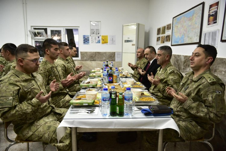 Kilis valisi Soytürk, sınır hattında Mehmetçikle iftar yaptı -