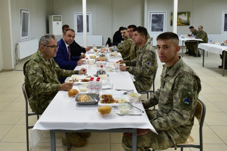 Kilis Valisi Soytürk sınırda iftar yaptı -