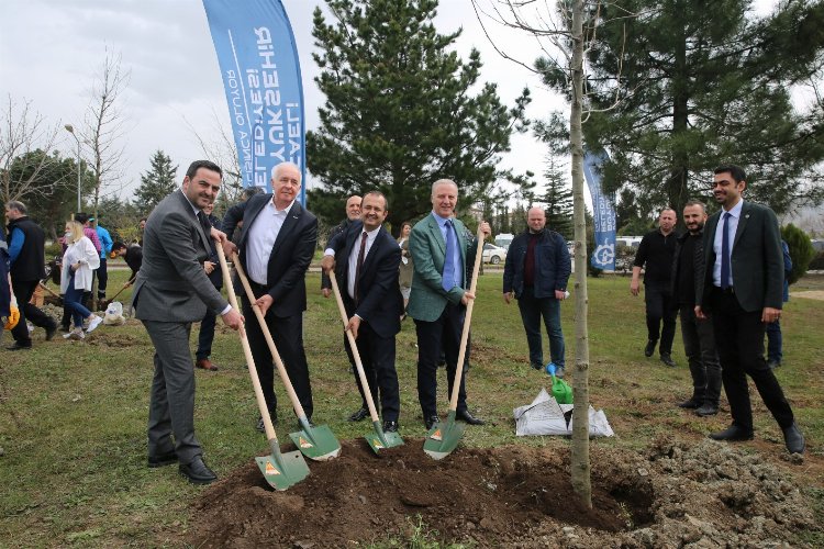 Kocaeli Başiskele'de ağaç fidanları toprakla buluştu -