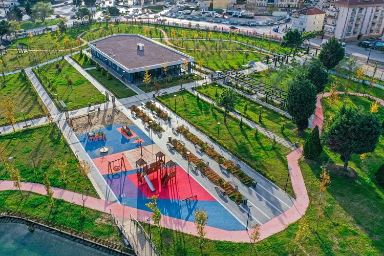 Kocaeli Büyükşehir'den Derince Millet Bahçesi'ne kıraathane -