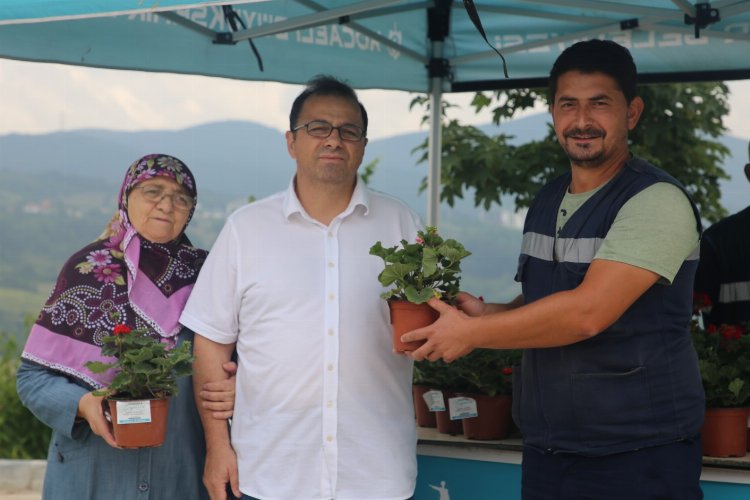 Kocaeli Büyükşehir mezarlıklarda çiçek dağıttı -