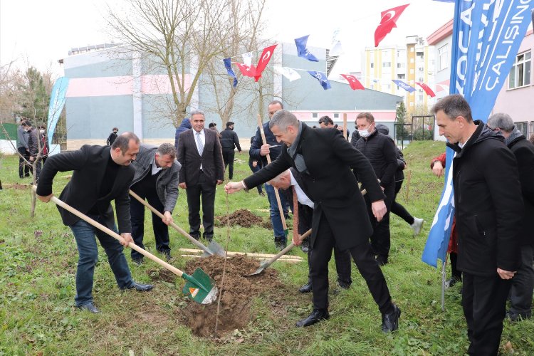 Kocaeli Büyükşehir, 1041 meyve fidanını okullarda toprakla buluşturuyor -