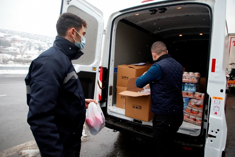 Kocaeli Büyükşehir’den TIR şoförlerine kumanya -