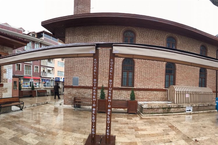 Kocaeli Büyükşehir, Çınarlı Camii’ne pergola sistemi kurdu -