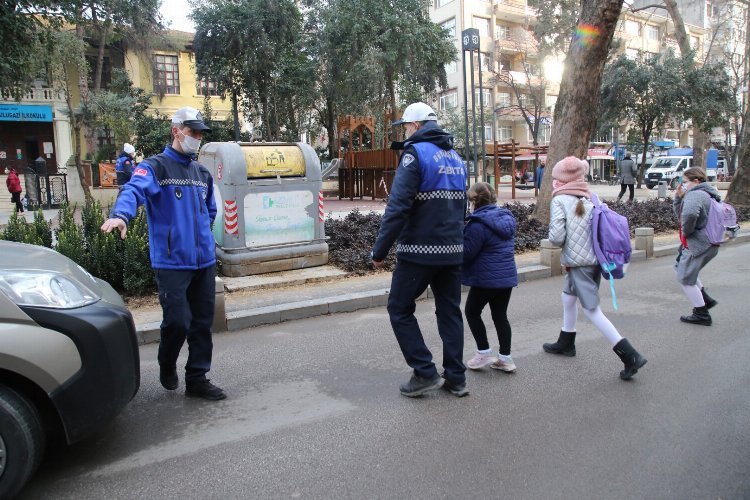 Kocaeli Büyükşehir okul yolunda güler yüz ve sevgiyle görev başında -