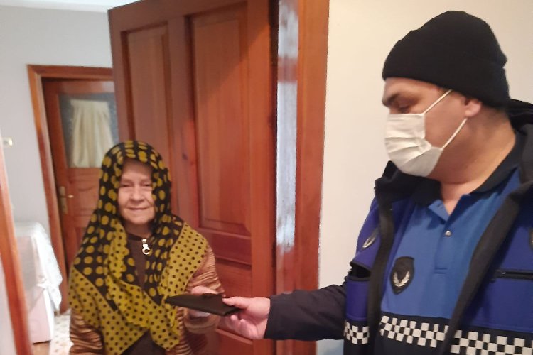 Kocaeli Büyükşehir Zabıtası, Yürüyüş Yolunda bulduğu cüzdanı sahibine teslim etti -