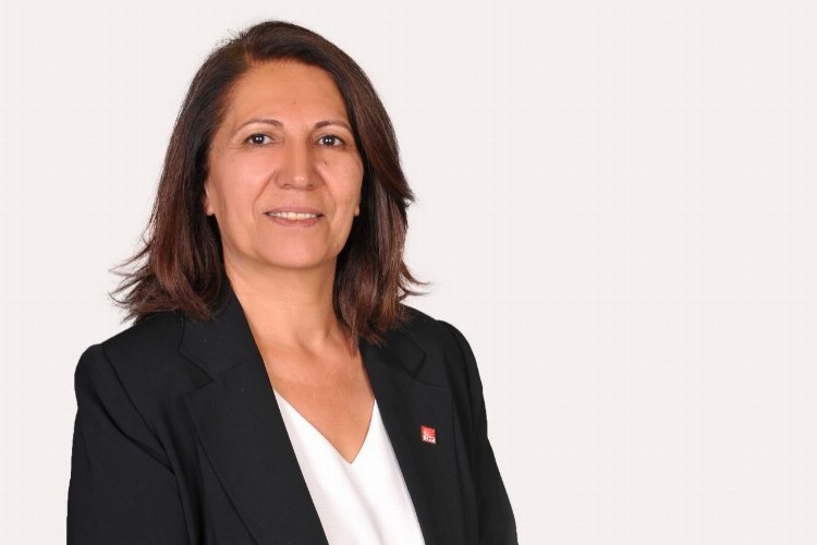 Kocaeli Çayırova'da Suna Çınar başkanlığa talip oldu -