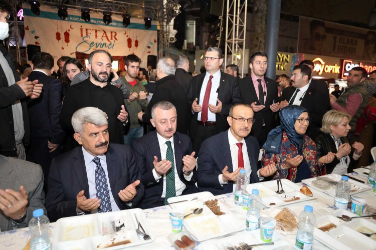 Kocaeli Cumhuriyet Bulvarı’nda 11 bin kişilik iftar -