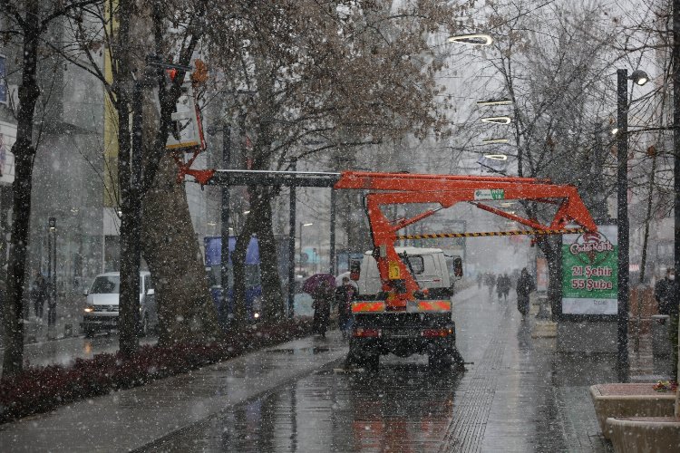 Kocaeli Cumhuriyet Bulvarına kar altında son dokunuşlar -