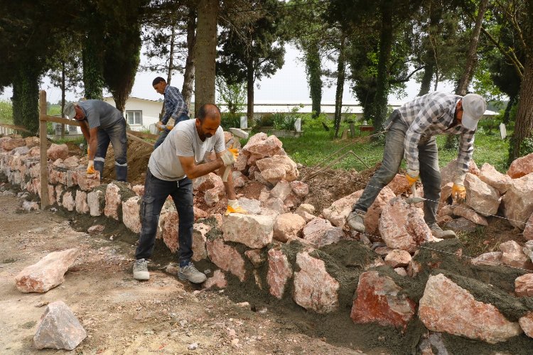 Kocaeli'de 17 mezarlıkta taş duvar ve tel çit yapılıyor -