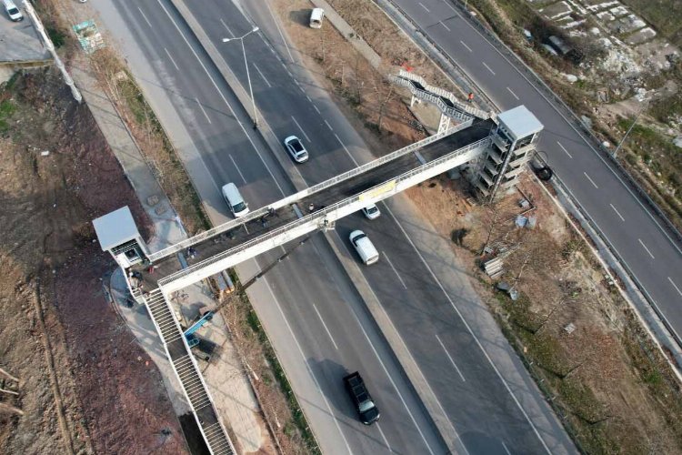 Kocaeli'de 44 metrelik üstgeçit bitmek üzere -