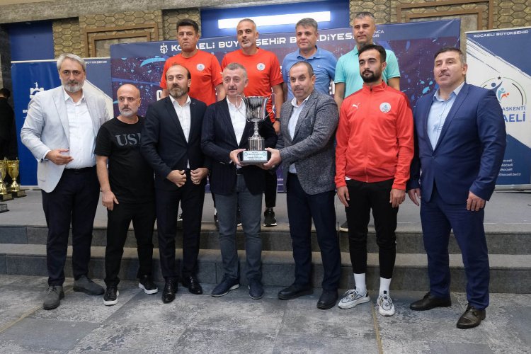 Kocaeli'de amatör futbolda şampiyonlar kupalarına kavuştu -