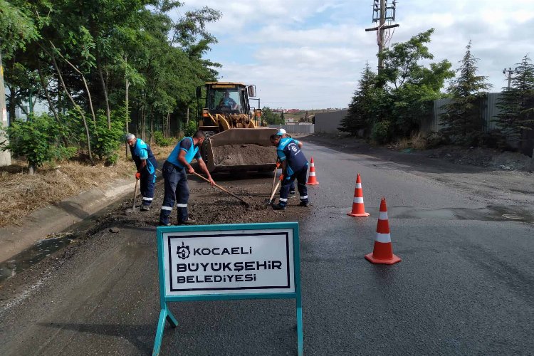 Kocaeli'de bozulan yol ve kaldırımlara hızlı onarım -