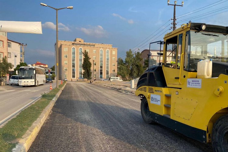 Kocaeli'de Gölcük Adnan Menderes’te asfalt tamam sıra aydınlatmada -