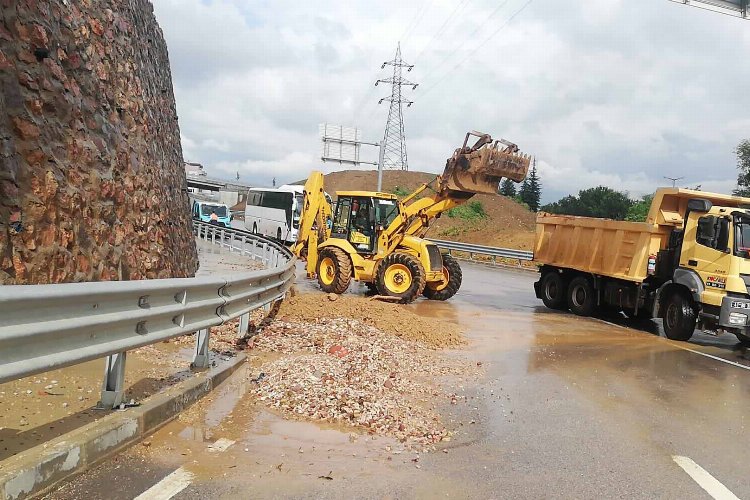 Kocaeli'de hastane yolunda toprak kayması -
