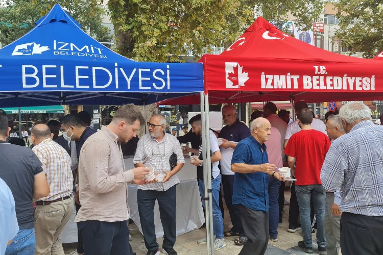 Kocaeli'de İzmit Belediyesi binlerce aşure dağıttı -