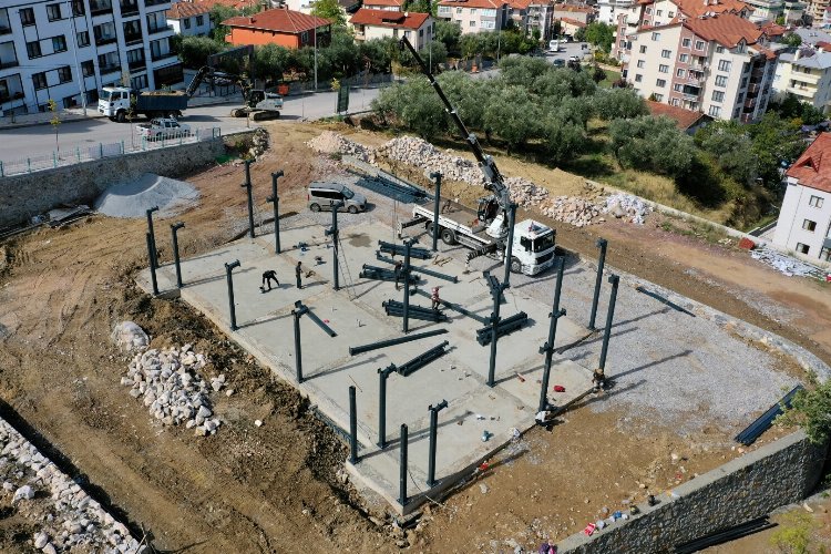 Kocaeli'de Karamürsel Millet Bahçesi'nde çelik montaj -