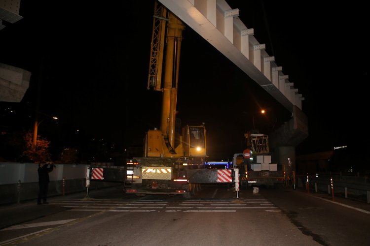 Kocaeli'de Kuruçeşme tramvay köprüsü kiriş montajında -