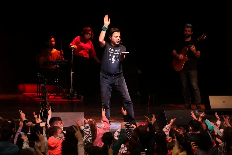 Kocaeli'de çocuklar Onur Erol ile coştu -