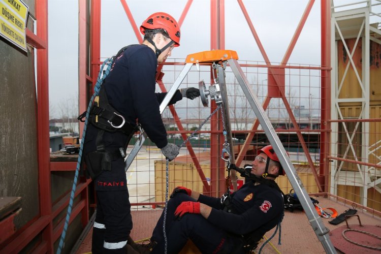 Kocaeli'de stajyerler itfaiyeciler mesleğe hazırlanıyor -