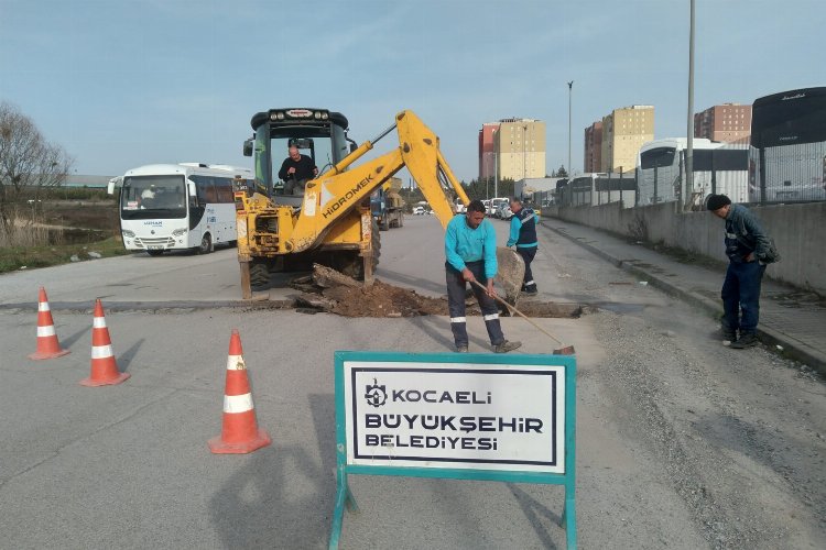 Kocaeli Gebze bölgesinde bozulan yollara müdahale -