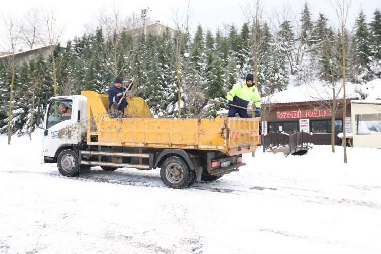 Kocaeli Gebze'de otoparklar kardan temizleniyor -