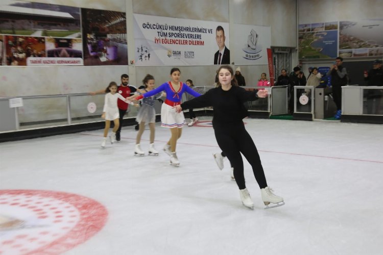 Kocaeli Gölcük'te buz pisti bakım sonrası yeniden hizmette -