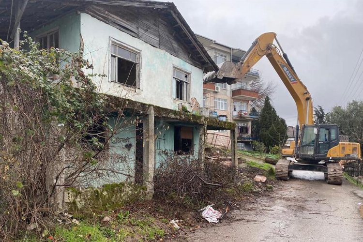 Kocaeli Gölcük'te riskli binalar yıkılıyor -