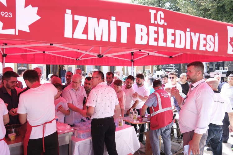 Kocaeli İzmit Belediyesi'nden vatandaşa helva ve cüz -