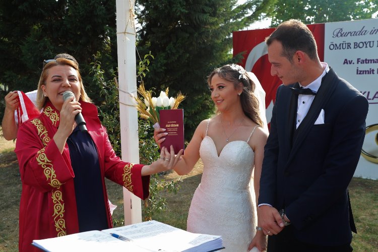 Kocaeli İzmit Gülümse Cafe’de yılın ilk nikahını kıydı -