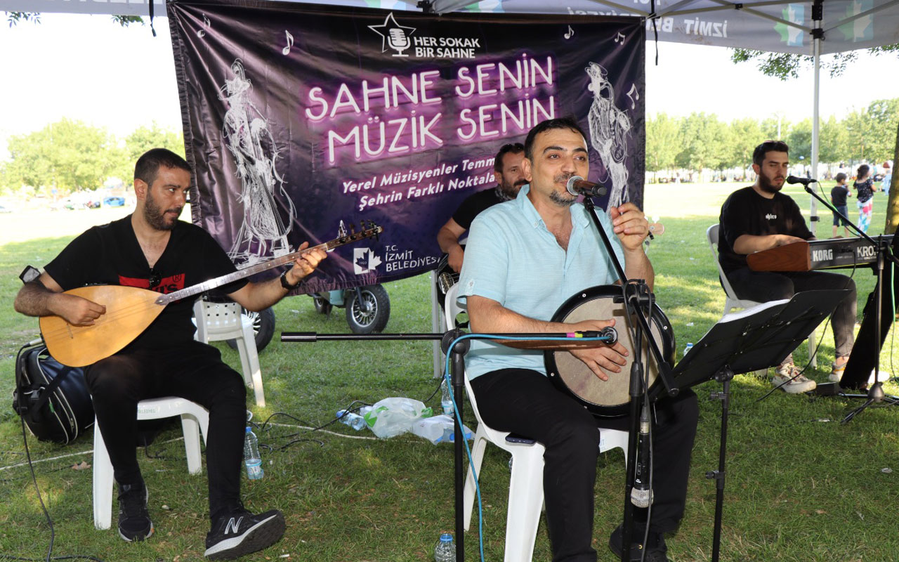 Kocaeli İzmit sahilinde sokakta müzik, yüzde tebessüm