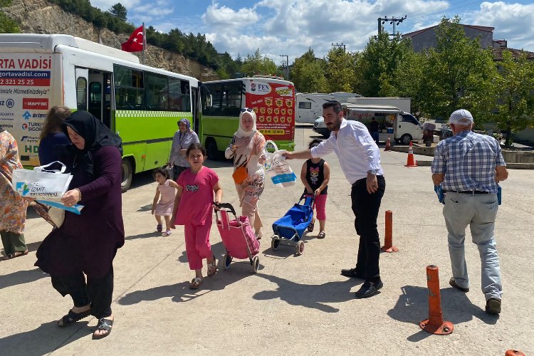 Kocaeli İzmit'te alışverişe çıkan vatandaşa pratik pazar çantası -