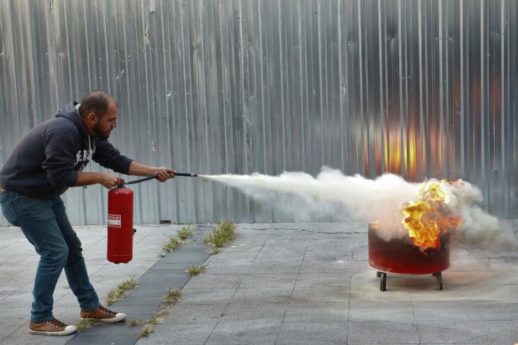 Kocaeli İzmit'te belediye personeline yangın eğitimi -