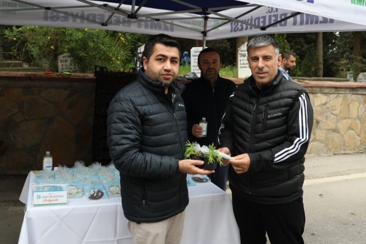 Kocaeli İzmit'te mezarlıklarda cüz ve çiçek dağıtılacak -