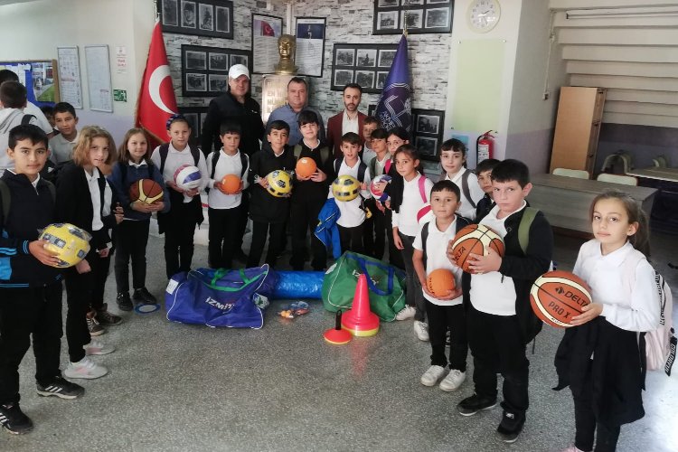 Kocaeli İzmit'te okullara spor malzemesi desteği sürüyor -
