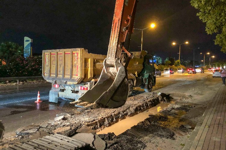 Kocaeli İzmit'te su birikintilerine gece mesaisi -