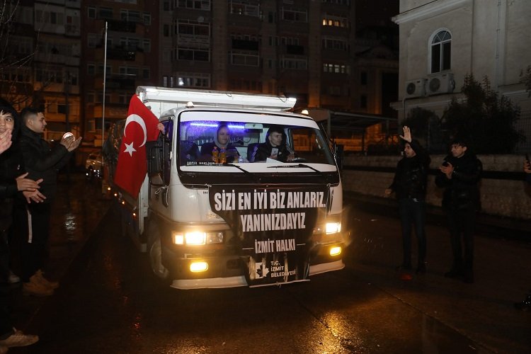 Kocaeli İzmit'ten 42'nci araç deprem bölgesinde -