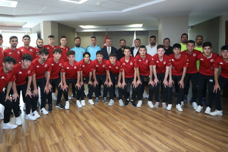 Kocaeli'nde Başkan Büyükakın, Kullarspor U-18 takımını konuk etti -