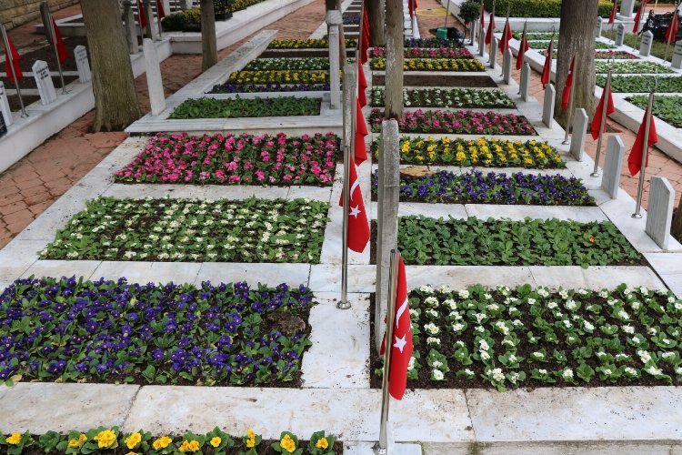Kocaeli'nde şehitler çiçeksiz kalmadı -