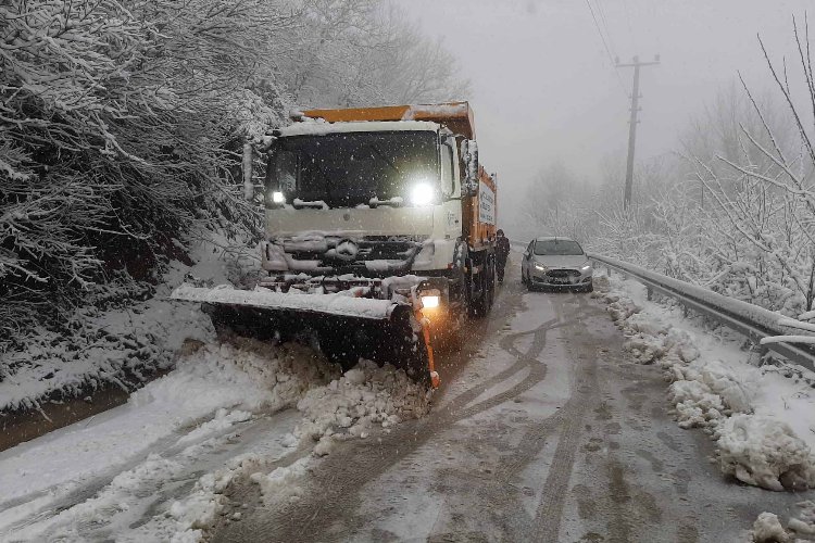 Kocaeli'nde ekipler kar mesaisinde -