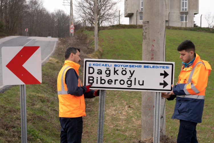 Kocaeli'nde Kırsal mahallelerin işaret ve yönlendirme levhaları yenileniyor -