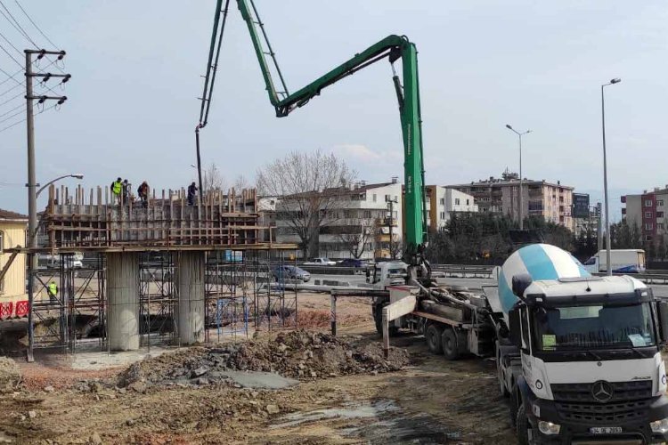 Kocaeli'nde tramvay hattında kiriş imalatı sürüyor -