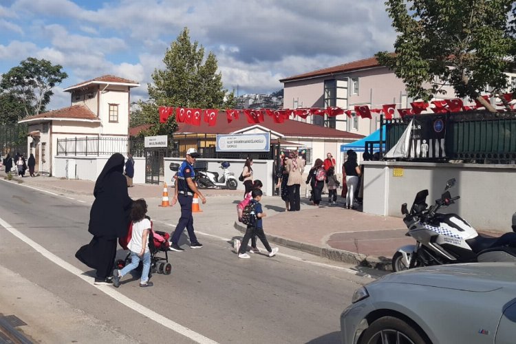 Kocaeli Zabıtası okul önlerinde... -